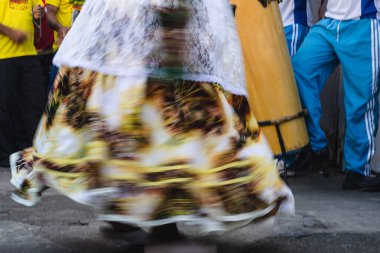 Cachoeira, Bahia, Brezilya - 15 Ağustos 2015: İnsanlar, Bahia 'nın Cachoeira kentinde yavaş yavaş samba yaparken görülüyor..