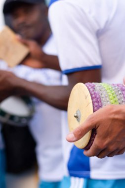 Cachoeira, Bahia, Brezilya - 15 Ağustos 2015: Bahia 'nın Cachoeira kentindeki bir samba çemberi sırasında Candomble üyeleri perküsyon enstrümanları çalarken görüldü.