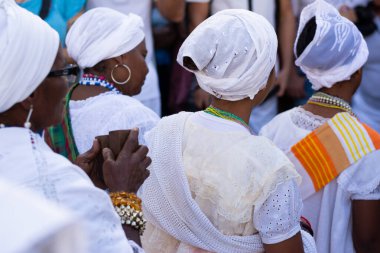 Cachoeira, Bahia, Brezilya - 15 Ağustos 2015: Candomble üyeleri Bahia 'nın Cachoeira kentindeki bir merdivende otururken görüldü.