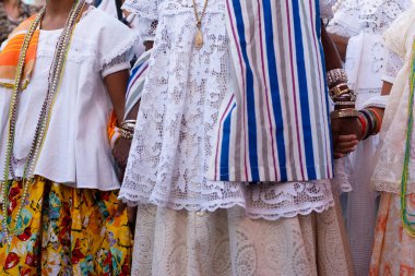Cachoeira, Bahia, Brezilya - 15 Ağustos 2015: Cachoeira, Bahia 'da Candomble üyeleri perküsyon enstrümanları ve dans eden samba çalarken görüldü.