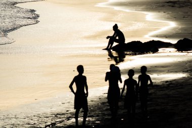 Salvador, Bahia, Brezilya - 14 Şubat 2019: İnsanlar Ondina plajında eğlenirken görülüyor. Bahia, Salvador şehri..