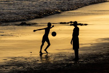 Salvador, Bahia, Brezilya - 14 Şubat 2019: İnsanlar Salvador, Bahia 'da gün batımında Ondina plajında plaj futbolu oynarken görülüyor.