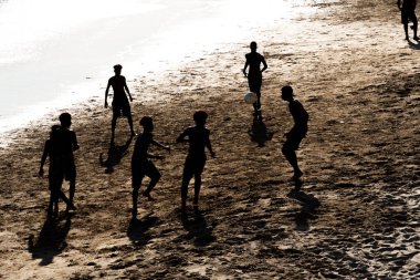 Salvador, Bahia, Brezilya - 14 Şubat 2019: İnsanlar Ondina plajında eğlenirken görülüyor. Bahia, Salvador şehri..