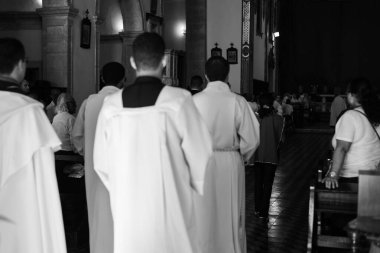 Salvador, Bahia, Brezilya - 19 Nisan 2019: Katolikler Paskalya haftası ayini sırasında Bahia 'nın Salvador kentindeki Carmo kilisesinde görüldü..