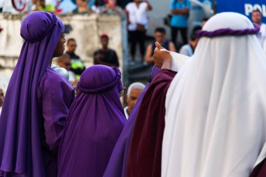 Salvador, Bahia, Brezilya - 19 Nisan 2019: Katolikler Salvador, Bahia 'da Pelourinho sokaklarında Paskalya Haftası' nı temsil ederken görüldü..