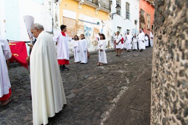 Salvador, Bahia, Brezilya - 19 Nisan 2019: Katolikler, Bahia 'nın Salvador kentindeki Pelourinho caddelerinde düzenlenen Paskalya haftası geçit töreninde görüldü..