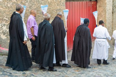 Salvador, Bahia, Brezilya - 19 Nisan 2019: Katolikler Salvador, Bahia 'daki Pelourinho sokaklarındaki Paskalya Haftası dini geçidine katıldılar.