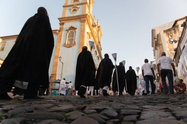 Salvador, Bahia, Brezilya - 19 Nisan 2019: Katolikler, Bahia 'nın Salvador kentindeki Paskalya haftası geçit töreninde Pelourinho tepesine tırmanırken görüldü..