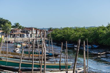 Santo Amaro, Bahia, Brezilya - 01 Haziran 2019: Bahia 'daki Santo Amaro şehrinin Acupe limanındaki çok sayıda kano ve teknenin görüntüsü.
