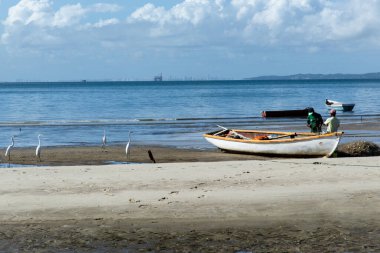 Saubara, Bahia, Brezilya - 01 Haziran 2019: Balıkçılar Bahia 'nın Saubara kentindeki Cabucu sahilinde bir teknede balık tutarken görüldü.