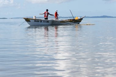 Saubara, Bahia, Brezilya - 01 Haziran 2019: Balıkçılar Bahia 'nın Saubara ilçesinin Cabucu sahilindeki teknelerde görüldü.