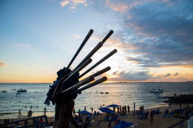 Salvador, Bahia, Brezilya - 01 Haziran 2019: Sahil işçisi Salvador, Bahia 'daki Porto da Barra plajında şemsiye taşırken görüldü.