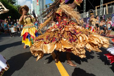 Salvador, Bahia, Brezilya - 3 Şubat 2024: Geleneksel kültür grubu, Bahia 'nın Salvador kentindeki Fuzue karnaval öncesi geçit töreninde sahne alırken görülüyor.