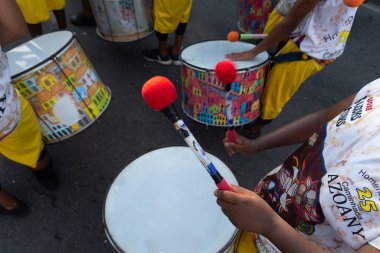 Salvador, Bahia, Brezilya - 3 Şubat 2024: Fuzue, Bahia kentindeki karnaval öncesi Fuzue 'da bir perküsyon grubunun üyeleri çalarken görülüyor.