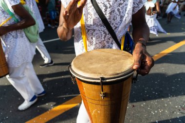 Salvador, Bahia, Brezilya - 3 Şubat 2024: Fuzue, Bahia kentindeki karnaval öncesi Fuzue sırasında müzisyenler perküsyon enstrümanları çalarken görüldü.