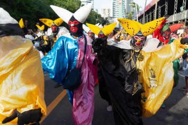 Salvador, Bahia, Brezilya - 3 Şubat 2024: Kültür gruplarının üyeleri, Bahia 'nın Salvador kentindeki karnaval öncesi Fuzue' de gösteri yaparken görülüyor..