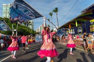 Salvador, Bahia, Brezilya - 3 Şubat 2024: Devlet okulu öğrencileri Fuzue, Bahia 'nın Salvador kentinde karnaval öncesi gösteri yapıyorlar.