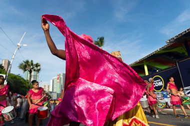 Salvador, Bahia, Brezilya - 3 Şubat 2024: Kültür grupları Fuzue, Bahia 'nın Salvador kentindeki karnaval öncesi geçit töreni sırasında görülüyor.