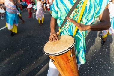 Salvador, Bahia, Brezilya - 3 Şubat 2024: Perküsyon müzik grubu Fuzue, Bahia 'nın Salvador kentindeki karnaval öncesi gösterilerde görüldü.