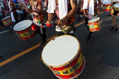Salvador, Bahia, Brezilya - 3 Şubat 2024: Fuzue, Bahia kentindeki karnaval öncesi Fuzue sırasında müzisyenler perküsyon enstrümanları çalarken görüldü.