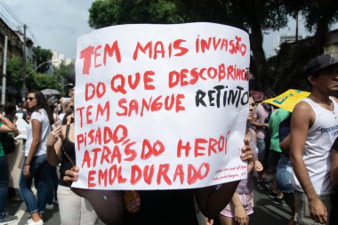Salvador, Bahia, Brezilya - 15 Mayıs 2019: Öğrenciler, Brezilya 'nın Salvador kentinde düzenlenen bir gösteri sırasında ellerinde tabela tutarken görülüyor.