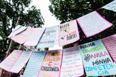 Salvador, Bahia, Brezilya - 15 Mayıs 2019: Devlet okulu öğrencileri, Brezilya 'nın Salvador kentinde düzenlenen bir gösteri sırasında protesto ederken görüldü..