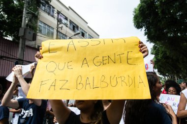 Salvador, Bahia, Brezilya - 15 Mayıs 2019: Öğrenciler, Brezilya 'nın Salvador kentinde düzenlenen bir gösteri sırasında ellerinde tabela tutarken görülüyor.
