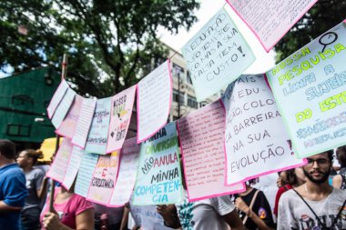 Salvador, Bahia, Brezilya - 15 Mayıs 2019: Devlet okulu öğrencileri Salvador, Bahia 'daki Brezilya eğitimini protesto ettiler.