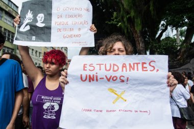 Salvador, Bahia, Brezilya - 15 Mayıs 2019: Devlet okulu öğrencileri, Brezilya 'nın Salvador kentinde düzenlenen bir gösteri sırasında protesto ederken görüldü..