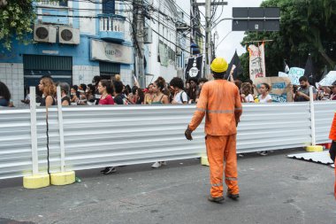 Salvador, Bahia, Brezilya - 15 Mayıs 2019: Devlet okulu öğrencileri, Brezilya 'nın Salvador kentinde düzenlenen bir gösteri sırasında protesto ederken görüldü..