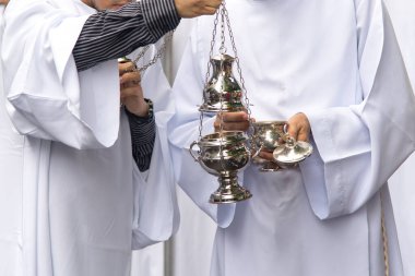 Salvador, Bahia, Brezilya - 14 Nisan 2019: Katolik papaz adayları, Bahia 'nın Salvador kentindeki Palm Sunday geçit törenine tütsüyle katılıyorlar..
