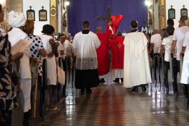 Salvador, Bahia, Brezilya - 19 Nisan 2019: Katolikler, Bahia 'nın Salvador kentindeki Paskalya haftası ayini sırasında Carmo kilisesinde görüldü..