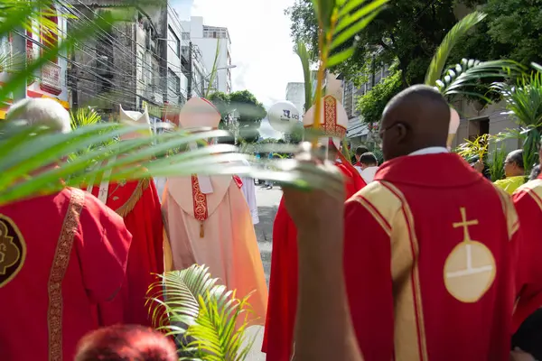 Salvador, Bahia, Brezilya - 14 Nisan 2019: Rahipler Bahia 'nın Salvador kentindeki Palm Sunday geçit törenine katılırken görüldü.