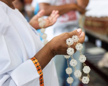 Salvador, Bahia, Brezilya - 12 Mayıs 2019: Katolik inananlar Pelourinho 'daki Rosario dos Pretos kilisesinde, Salvador, Bahia şehrinin tarihi merkezinde ayin sırasında görüldüler..