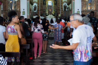Salvador, Bahia, Brezilya - 12 Mayıs 2019: Katolik inananlar Pelourinho 'daki Rosario dos Pretos kilisesinde, Salvador, Bahia şehrinin tarihi merkezinde ayin sırasında görüldüler..