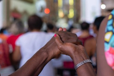 Salvador, Bahia, Brezilya - 12 Mayıs 2019: Katolik inananlar Pelourinho 'daki Rosario dos Pretos kilisesinde, Salvador, Bahia şehrinin tarihi merkezinde ayin sırasında görüldüler..