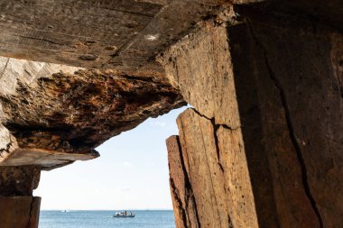 Salvador, Bahia, Brezilya - 13 Nisan 2019: Ribeira mahallesindeki Crush Köprüsü manzarası, tamamen terk edilmiş. Bahia, Salvador şehri..