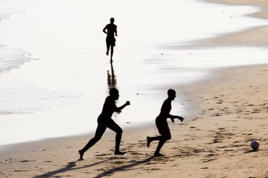 Salvador, Bahia, Brezilya - 14 Şubat 2019: Gençler Salvador, Bahia 'da öğleden sonra eğlenirken ve plaj futbolu oynarken görüldü.