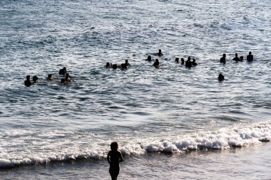 Salvador, Bahia, Brezilya - 14 Şubat 2019: İnsanlar Ondina plajında eğlenirken görülüyor. Bahia, Salvador şehri..