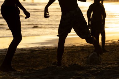 Salvador, Bahia, Brezilya - 14 Şubat 2019: İnsanlar Salvador, Bahia 'da gün batımında Ondina plajında plaj futbolu oynarken görülüyor.