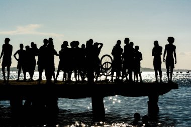 Salvador, Bahia, Brezilya - 09 Mart 2019: Genç insanlar, siluet içinde, öğleden sonra geç saatlerde Bahia 'nın Salvador kentindeki Crush köprüsünde eğlenirken görülüyor..
