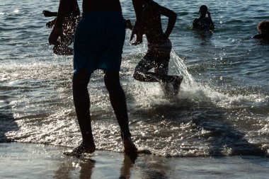 Salvador, Bahia, Brezilya - 09 Mart 2019: İnsanlar Salvador, Bahia 'daki Ribeira plajında oynarken görüldü.