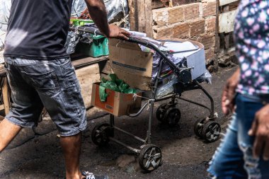 Salvador, Bahia, Brezilya - Nisan 06, 2019: İnsanlar Bahia 'nın Salvador kentindeki Sao Joaquim fuarının sokaklarında yürürken görülüyor.