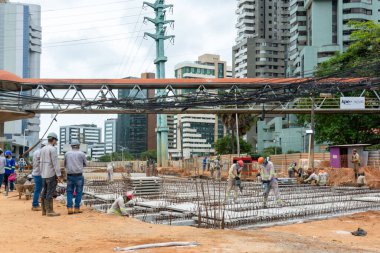 Salvador, Bahia, Brezilya - 26 Ocak 2022: Salvador, Bahia 'daki Avenida Tancredo Neves' de bir inşaat alanı.