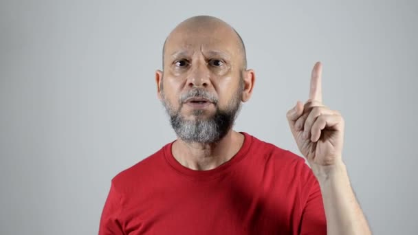 Hombre Barbudo Calvo Señalando Con Dedo Hacia Arriba Bastante Confiado — Vídeo de stock