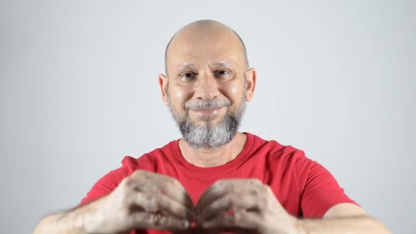 Homem Barbudo Feliz Com Camisa Vermelha Fazendo Sinal Coração Com — Vídeo de Stock
