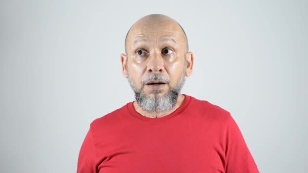 Ein Ernsthafter Mann Mit Glatze Roten Hemd Macht Eine Überraschungsgeste — Stockvideo