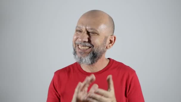 Man Een Rood Shirt Kaal Baard Kalm Sereen Applaudisseren Met — Stockvideo