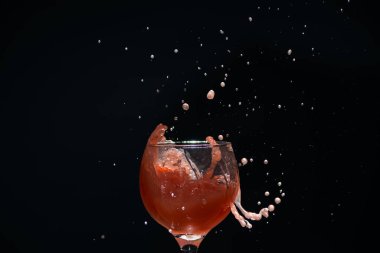 İçinde guava suyu olan cam bir bardak..