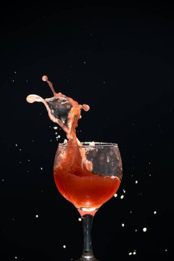 İçinde guava suyu olan cam bir bardak..